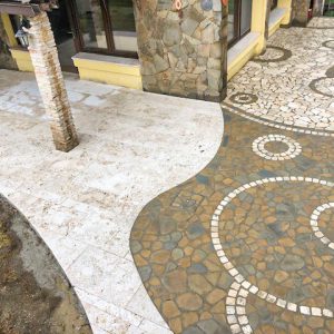 Pavimentazione esterno con mosaico