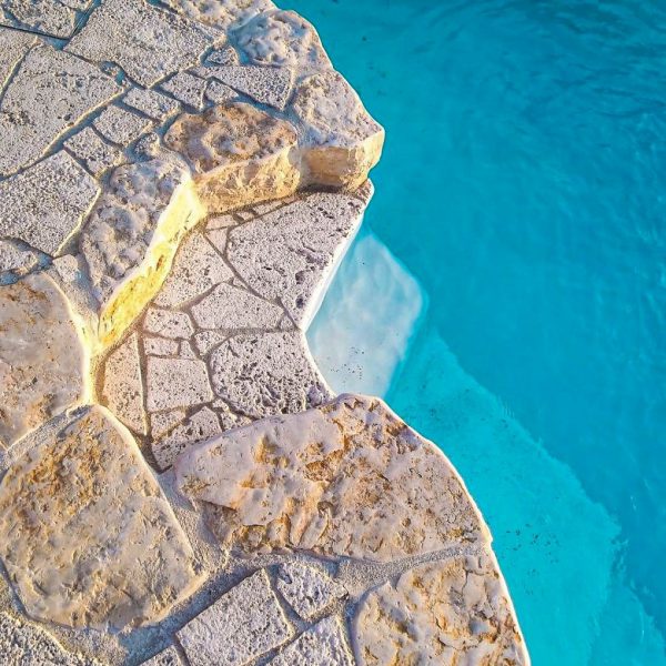 Piscina con pavimentazione in pietra