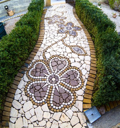 pavimento in pietra naturale con design fiori corongiu pietre