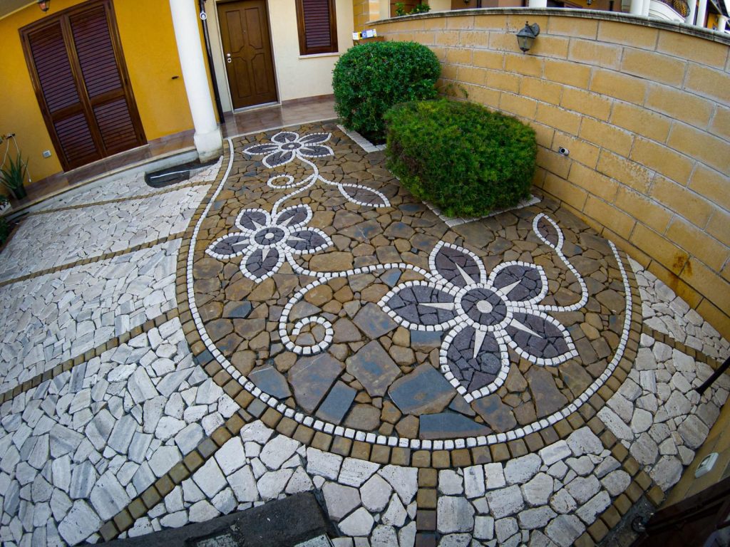 cortile in pietra naturale con arenaria giallo campidano