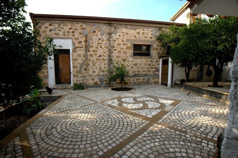 cortile in pietra naturale sarda trachiti corongiu pietre
