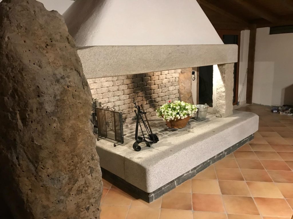 caminetto realizzato dalla sarda trachiti serrenti