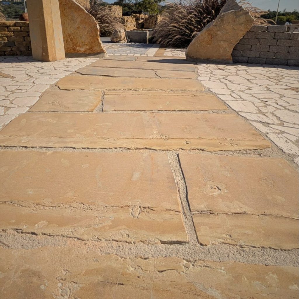 PAVIMENTO IRREGOLARE IN ARENARIA sarda trachiti